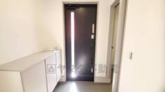 たっぷり収納できるシューズボックスです。家族全員の靴がきれいに整頓できます。棚の上にお花や写真を飾っても良いですね。