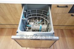 同仕様写真。食事の後の手間を解消する食器洗い乾燥機付。冬場の洗い物で手荒れの悩みもなくなります。手洗いよりも節約できて便利。