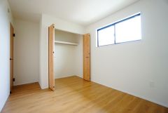 暖かい日差しが差し込む洋室。たっぷり収納できるウォークインクローゼット付きでお部屋の中をすっきりと快適に保てます。