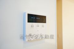 キッチン横からボタンひとつで操作が楽々。