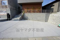 駐車スペースはゆとりある2台分を確保。マイカー用に、お客さま用に、余裕を持ってご利用いただけます。