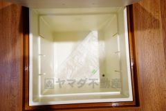 キッチンにある床下収納は、居住スペースを減らさずに買い置きの調味料や非常食などを保管することができます。