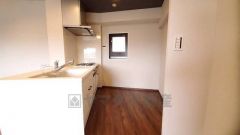 リビングにいるお子様を見守りながらお料理ができる対面キッチン。カウンタートップの汚れもサッと拭き取ることができ、お掃除ラクラク＾＾