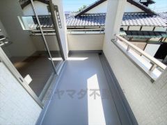 同仕様写真。ルーフバルコニーは天体望遠鏡を置いて星空の観察、大きく広がる青空を眺めながら日光浴など、プライバシーを守りながら豊かな時を過ごせる空間です。