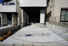 駐車スペースはゆとりある2台分を確保。マイカー用に、お客さま用に、余裕を持ってご利用いただけます。