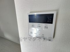 キッチン横からお湯張り、追い炊き、足し湯がボタン一つで楽々操作できる給湯機リモコンです。忙しい夕飯準備の時間帯に重宝しますね。