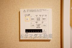雨の日の洗濯も安心できる浴室暖房乾燥機付き浴室。リモコンで操作もボタン1つで簡単。