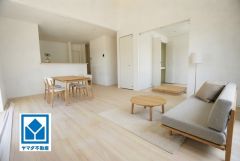 家具はイメージです。南向きのリビングであたたかい日差しを感じられます。