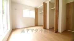 暖かい日差しが差し込む洋室。たっぷり収納できるクローゼット付きでお部屋の中をすっきりと快適に保てます。