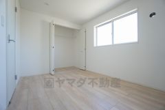 暖かい日差しが差し込む洋室。たっぷり収納できるクローゼット付きでお部屋の中をすっきりと快適に保てます。