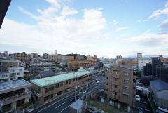 高層マンションならではの眺望。バルコニーからの眺望です。前面に遮るものがないため景色を一望できます。