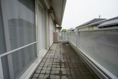 南側に面した大型のバルコニーは日当たり良好です。お洗濯物も気持ちよく干せそうです。日光浴をしたり、星を眺めたりも良いですね^^