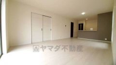 リビングは広々とした設計で、家族が集い、寛ぐ暮らしの空間を演出しています。思い思いの時間を過ごしたり、家族みんなで食事をしたり、素敵な団らんの場になりますね。