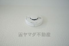 同仕様写真。火災による煙や熱を感知して、警報音やブザー等で火災の発生を知らせてくれる火災警報器。