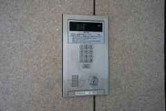 オートロックは、外部の人が自由に建物内に出入りできないため、不審者の侵入防止効果があります。