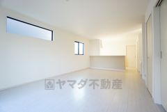 大きな窓のあるリビングは、陽光あふれる明るい空間です。居心地良く、ご家族皆がゆったり寛げる憩いの空間となりそうです。