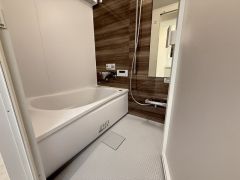 バスルームの洗い場の床材は水はけの良い素材を採用。カビが生えにくい設計になっております。浴室に設置している操作パネルはお湯張りなどが自動で出来ます。