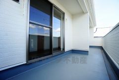 陽当たりの良いバルコニーです。お洗濯やお布団干しはもちろん、日光浴スペースにも。足元は防水工事施工済です。