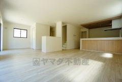 リビングは広々とした設計で、家族が集い、寛ぐ暮らしの空間を演出しています。