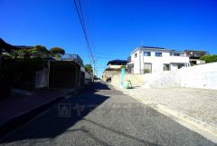 現地（2025年4月28日）撮影。住人以外の車の進入も少なく、小さなお子様を持つご家庭にも安心です。