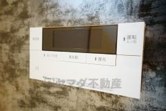湯量・湯温の設定、そして保温までワンタッチのフルオートバス。便利な追い炊き機能付きです。
