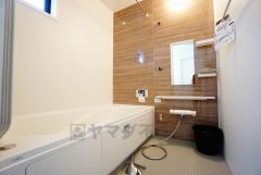 広々1坪タイプの浴槽ユニットでゆったりくつろげるバスルーム。窓、浴室乾燥機付きで換気・雨の日の洗濯もばっちり＾＾