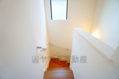 小さなお子様やご高齢の方でも安心できる、手すり付き階段。段差も低めで設定されており、安全性にも優れています。