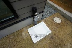 お庭に外水栓付き。庭掃除や植物への水やり、お子様用のプールなど大活躍すること間違いなし。ペットを飼われているご家族様にもオススメです＾＾