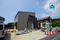 現地（2026年8月24日）撮影。敷地面積80坪以上＾＾ゆとりある4LDK＾＾家計にも環境にも優しいオール電化住宅＾＾全居室収納スペースあり＾＾