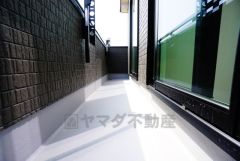 陽当たりの良いバルコニーです。お洗濯やお布団干しはもちろん、日光浴スペースにも。足元は防水工事施工済です。