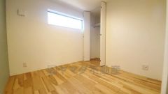 明るい洋室です。ナチュラル色のフローリングで開放的な優しい雰囲気になっています＾＾ベッドや机、ＴＶを置いてもゆとりのある広さです。