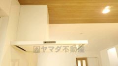 お手入れが簡単なスリム型レンジフードです。調理により発生する油煙や臭いを吸い込み、屋外へ排気してくれます。
