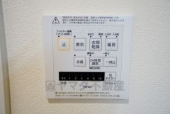 浴室暖房乾燥機付き。天候に左右されず、いつでも好きなときに洗濯物を干せるので、仕事や家事で忙しい方に重宝します。