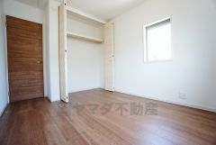 同仕様写真。暖かい日差しが差し込む洋室。たっぷり収納できるクローゼット付きでお部屋の中をすっきりと快適に保てます。