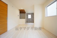 リビングは広々とした設計で、家族が集い、寛ぐ暮らしの空間を演出しています。思い思いの時間を過ごしたり、家族みんなで食事をしたり、素敵な団らんの場になりますね。