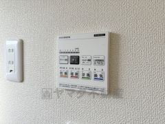 雨の日の洗濯も安心できる浴室暖房乾燥機付き浴室。リモコンで操作もボタン1つで簡単。