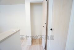 キッチン横にはパントリー。食料などを保管できるので、キッチン周りがスッキリしますね＾＾