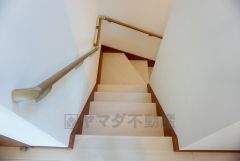 同仕様写真。お子様も高齢の方も安心して上り下りができる手摺がついた安心設計です。