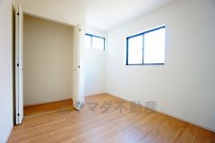 住む人のこだわりを活かす洋室。日当たりがよく、寝室としての利用もおすすめ。広めのクローゼットには荷物をすっきり片付けられ、ゆとりのある暮らしが出来ます＾＾