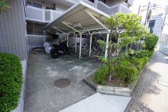 大切な自転車を守れるよう屋根付きの自転車置き場になっております。