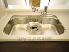 広々とした凸型シンクに洗剤ポケットを標準装備。大きなお鍋など洗いやすいです。