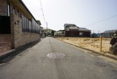 現地（2025年3月25日）撮影。住人以外の車の進入も少なく、小さなお子様を持つご家庭にも安心です。