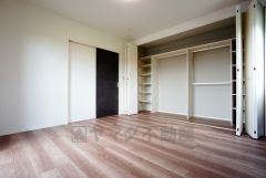 同仕様写真。寛ぎの時間を紡ぎだす主寝室は、大型ベッドを置いても余裕の広さを確保しています。