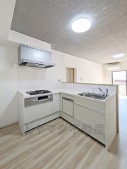 リビングにいるお子様を見守りながらお料理ができる対面キッチン。カウンタートップの汚れもサッと拭き取ることができ、お掃除ラクラク＾＾