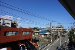 高台の立地で回りに高い建物もなく、眺望、陽当たり良好です。