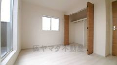 住む人のこだわりを活かす洋室。日当たりがよく、寝室としての利用もおすすめ。広めのクローゼットには荷物をすっきり片付けられ、ゆとりのある暮らしが出来ます＾＾