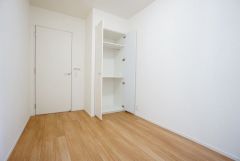 机やベッドを置いても広々とした空間です＾＾日当たりがよく、子供部屋としての利用もおすすめ。クローゼット付きなので、すっきりと整理整頓でき気持ちよく過ごせますね＾＾