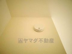 火災による煙や熱を感知して、警報音やブザー等で火災の発生を知らせてくれる火災警報器。