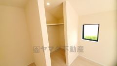 収納力豊富なウォークインクローゼット。洋服や小物などを1箇所にまとめて美しい収納を実現します。