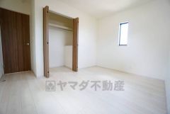 暖かい日差しが差し込む洋室。たっぷり収納できるクローゼット付きでお部屋の中をすっきりと快適に保てます。